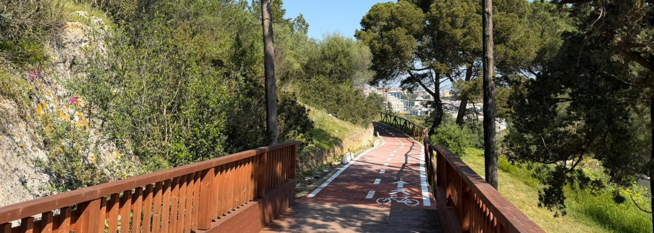 Un tratto della pista ciclo-pedonale all'interno del parco di Monte Claro