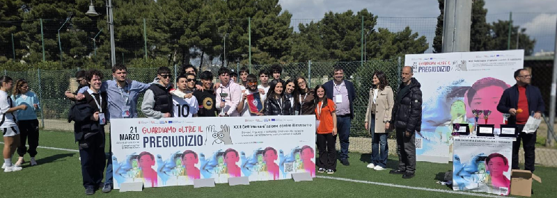 La vicesindaca metropolitana Barbara Pusceddu e i consiglieri delegati Matteo Massa e Omar Zaher premiano una delle squadre partecipanti al torneo di calcio a 7