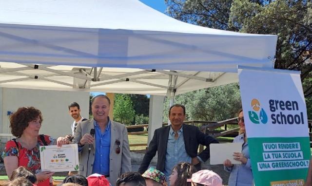 Il vice sindaco metropolitano Damiano Paolucci consegna la certificazione Green School a una delle scuole premiate