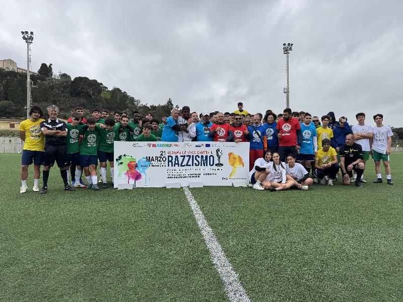 Antoine Makoumbou con i partecipanti al torneo sportivo e gli atleti dell'ASD Gioventù Assemini Calcio "Team Arieti"