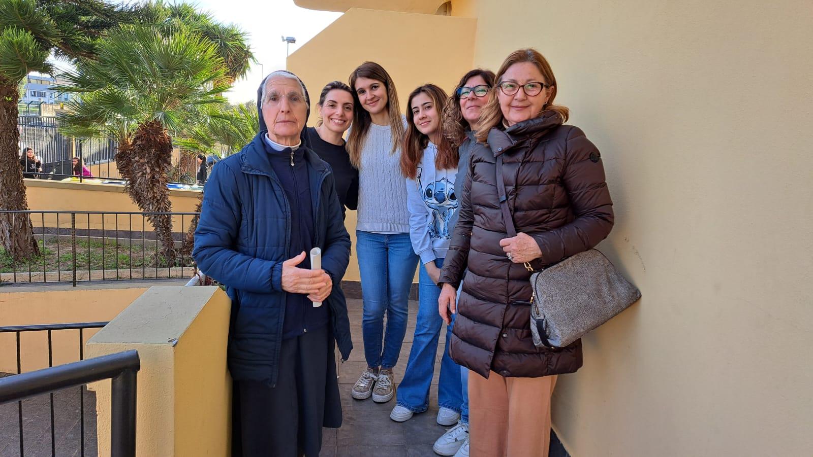 La Garante dei diritti per l’infanzia e l’adolescenza della Città Metropolitana di Cagliari Orsola Apice con Suor Anna e lo staff di educatrici della Casa Padre Sergio