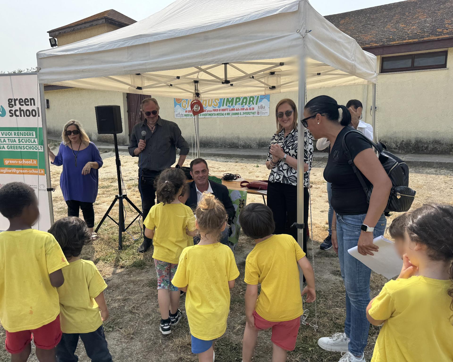 Il Consigliere delegato Stefano Atzori parla con bambine e bambini durante la consegna delle certificazioni Green School