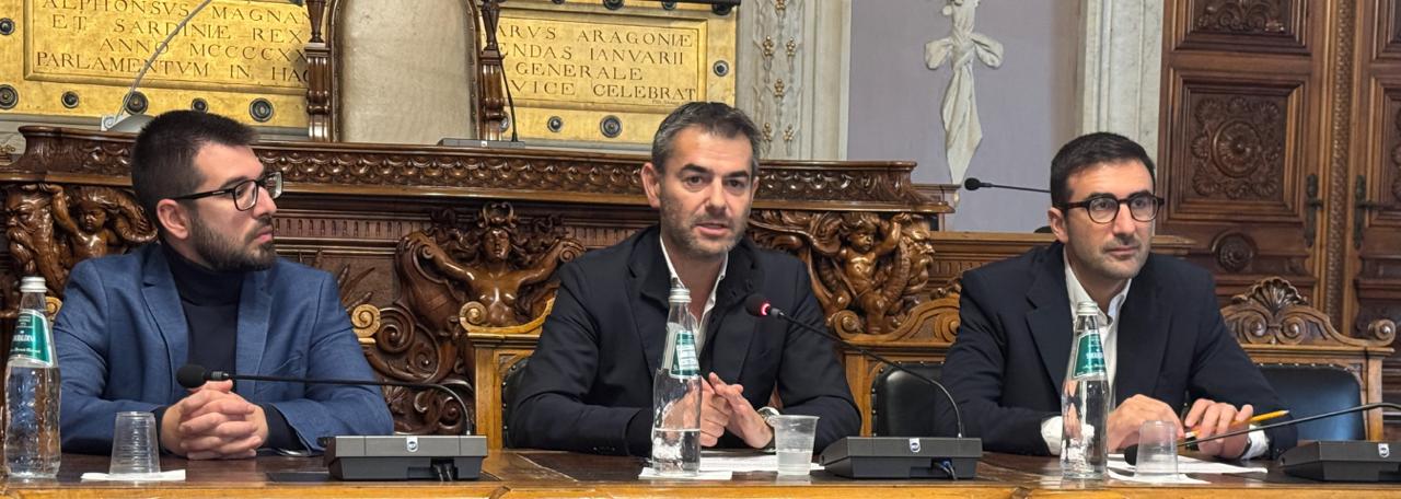 Il Sindaco metropolitano Massimo Zedda, il Consigliere delegato alle Politiche dell'Unione Europea Francesco Lilliu e Marco Zucca, responsabile dei progetti sociali Cagliari Calcio